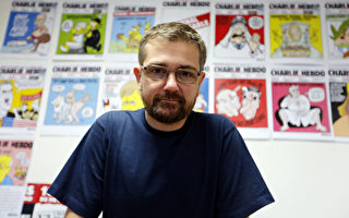 圖為《查理週刊》的發行總監Stéphane Charbonnier於2012年在該報社留影照片。（AFP）