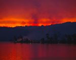 阿德雷德山区Gumeracha地区附近的火光。（Brenton Edwards/AFP/Getty Images）