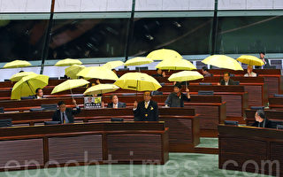 港泛民立法会议员全体撑伞离场“否决政改方案”