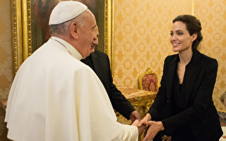 2015年1月8日，朱莉在《坚不可摧》梵蒂冈特映会上与教宗方济各会面。（AFP图片）