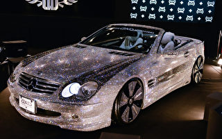 2015東京改裝車展中車身鑲嵌著Swarovski水晶的奔馳跑車。(Keith Tsuji/Getty Images)