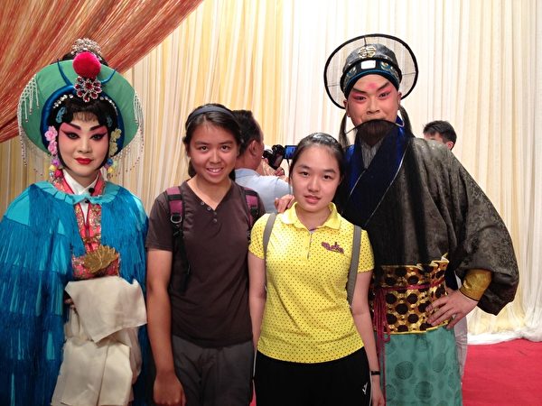 Dora和Connie看演出,體驗當地文化生活。(周美麗提供) Dora和Connie看演出,體驗當地文化生活。(周美麗提供)