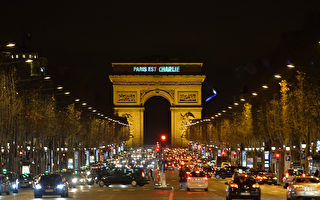組圖：凱旋門「巴黎是查理」投影表悼念