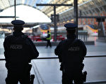 英国财政部于2015年1月9日增拨一亿英镑预算给国安部门，加强国家的反恐安全任务。本图为英国在8日增派维安员警，驻守在欧洲之星的火车站上。(Peter Macdiarmid/Getty Images)