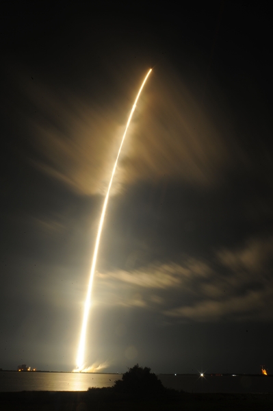 1月10日,SpaceX公司的獵鷹9號火箭發射和卸載,但沒有按照原計劃進行「軟著陸」。( BRUCE WEAVER/AFP/Getty Images) 1月10日,SpaceX公司的獵鷹9號火箭發射和卸載,但沒有按照原計劃進行「軟著陸」。( BRUCE WEAVER/AFP/Getty Images)