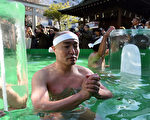 新年伊始，40多名日本人参加在东京神田神社举行的泼水活动。(TOSHIFUMI KITAMURA/AFP)