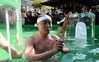 組圖：42名日本人新年嚴寒中自潑冰水