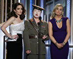 2015年1月11日，喜剧演员赵牡丹装扮成朝鲜女军人登台，与主持人蒂娜‧菲（左）和艾米‧波勒（右）调侃黑客攻击。（Paul Drinkwater/NBCUniversal via Getty Images）