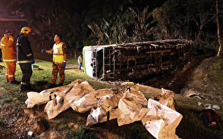马来西亚观光巴士车祸 8死22伤