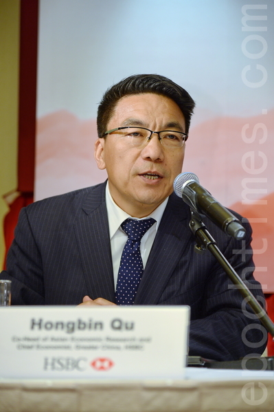 匯豐經濟研究亞太區聯席主管兼大中華區首席經濟師屈宏斌表示,該行將今明兩年中國經濟增長由7.7%及7.6%下調至7.3%及7.4%。(宋祥龍/大紀元) 匯豐經濟研究亞太區聯席主管兼大中華區首席經濟師屈宏斌表示,該行將今明兩年中國經濟增長由7.7%及7.6%下調至7.3%及7.4%。(宋祥龍/大紀元)
