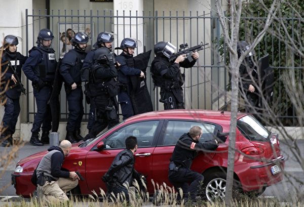 1月16日，巴黎東北郊上塞納省（Hauts-de-Seine）Colombes鎮發生劫持人質案,圖為特警隊攻堅。（AFP PHOTO / KENZO TRIBOUILLARD）
