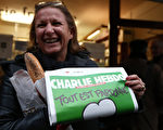 1月16日，英國倫敦，大清早在法文書店買到雜誌社遇襲後第一期《查理周刊》的支持者。(Carl Court/Getty Images)
