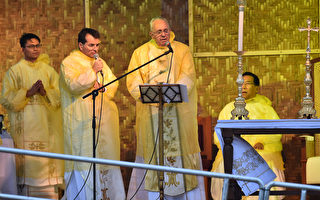 教宗方濟各（右2）17日在菲律賓海燕颱風災區主持彌撒，為災民眾帶來希望。（GIUSEPPE CACACE/AFP）