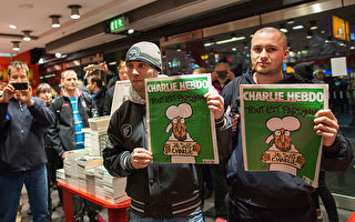 在柏林一家报亭里，两名男子有幸拿到了《查理周刊》。 （Carsten Koall/Getty Images）