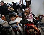 伊斯兰国极端组织于2015年1月17日，突然无预警的释放350多名遭他们绑架的伊拉克少数民族雅兹迪（Yazidis）人质。本图为伊拉克当局，已把这些人质送往库尔德健康医疗中心安置。(SAFIN HAMED/AFP/Getty Images)