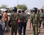 尼日警方18日以催淚瓦斯驅離示威未獲批准的抗議群眾，並且逮捕約90人。(BOUREIMA HAMA/AFP)