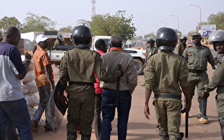尼日警方18日以催泪瓦斯驱离示威未获批准的抗议群众，并且逮捕约90人。(BOUREIMA HAMA/AFP)