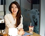 女主角赵允熙在拍片过程中，品尝到珍珠奶茶的美味。（采昌提供）