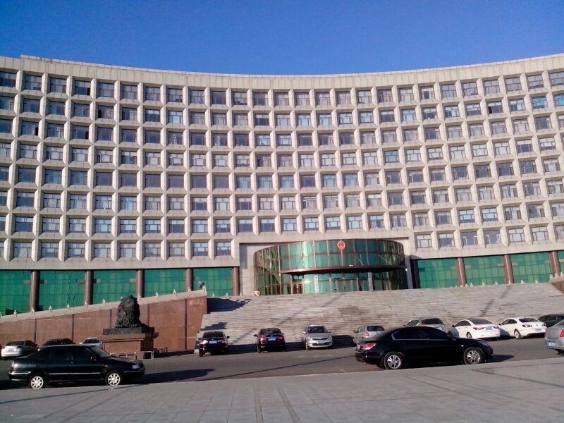 建三江法輪功學員案的代理律師張維玉前往佳木斯政府法制辦,對佳木斯看守所拒絕律師會見當事人要求行政复議。(大紀元資料室)