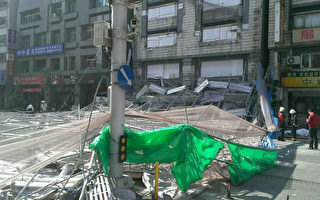 台北市政府消防局23日上午10时左右获报，在宁波东街
和罗斯福路交叉口有鹰架倒塌，并占据车道，已通知施
工单位前往处理。
（民众提供）