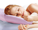 舒适好睡的蝴蝶枕符合人体工学，让人睡几天就会爱上它。（图：Lucky Dreams美梦成真睡眠馆提供）