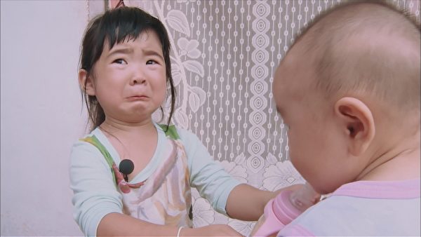 Grace姐姐(左)想放弃照顾小宝宝的任务,却被爸爸责备。(中天综合台提供) Grace姐姐(左)想放弃照顾小宝宝的任务,却被爸爸责备。(中天综合台提供)