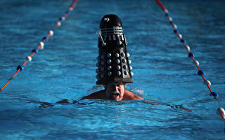 组图：英国冷水游泳赛 低温中热情洋溢