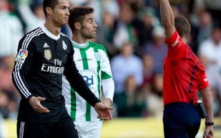 皇馬當家球星C羅在比賽中情緒失控，被紅牌直接罰下。(Gonzalo Arroyo Moreno/Getty Images)