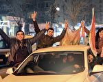 2015年1月26日，库尔德人在土耳其东南部迪亚巴克尔（Diyarbakir）的一个街上，开车沿街庆祝库尔德人将IS逐出科巴尼。（ILYAS AKENGIN/AFP/Getty Images）