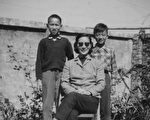 這張老照片是范表舅1954年替我們母子三人照的，也就是弟兄倆聽「聊齋」故事的那一年。（作者提供）