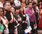 2013年7月26日，在紐約歷史學會舉行的入籍儀式上，新移民宣誓效忠美國。（杜國輝/大紀元）