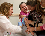 美国已有100人确诊感染麻疹，蔓延13州，其中有91人来自加州。图为迈阿密儿童医院阿曼达·保罗医生（左）为儿童接种麻疹疫苗。（
Joe Raedle/Getty Images）
