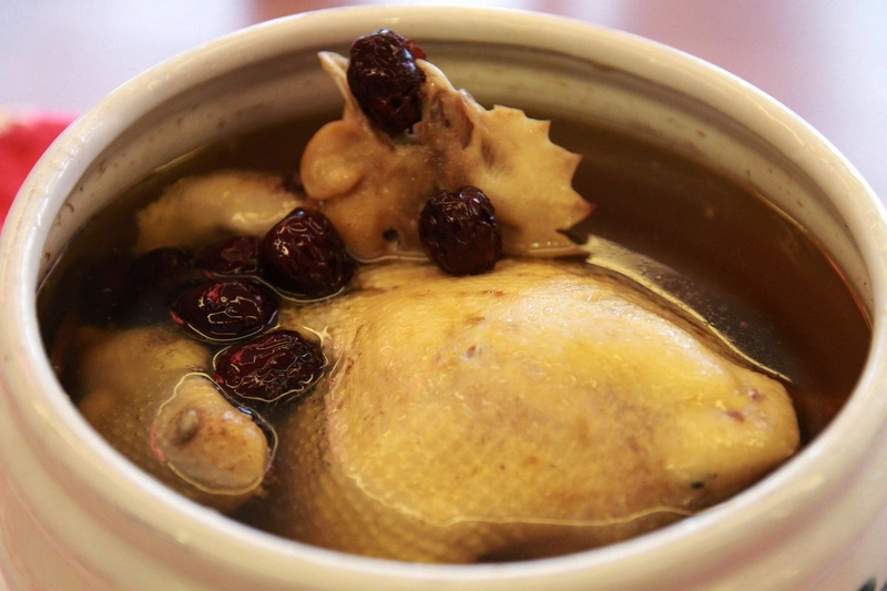 中国文化中年菜一定要有一整只鸡,意味“起家”、“兴家”。(大纪元)