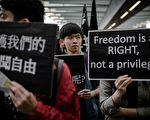 2014年3月2日，香港民眾打出「守護我們的新聞自由」等標語，呼籲捍衛港島的新聞自由。「無國界記者（RSF）」今日（12日）公佈2015年全球新聞自由指數，在180個國家及地區中，香港排名繼續下跌。(PHILIPPE LOPEZ/AFP)