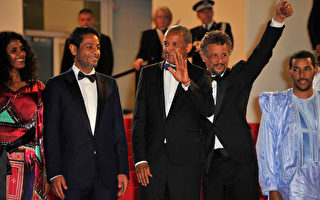 《廷巴克图》导演阿伯德拉马纳•希萨柯（中）及众演员亮相戛纳影展首映式资料照。（Gareth Cattermole/Getty Images）