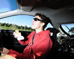 新一波汽車安全技術將運用眼球監控科技讓駕駛更安全。如果駕駛時，你的視線偏離路面，汽車的監控系統就知道你分心了。（Fotolia）