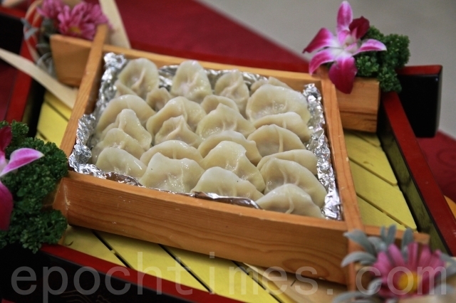 年菜中的饺子表征元宝,象征“招财进宝”。(大纪元)