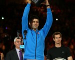 球王德约克维奇（图中蓝衣）夺下澳网男单冠军，穆瑞（图右）。(Photo by Clive Brunskill/Getty Images)