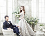 尹尚贤（中）与歌手女友Maybee的婚照。（Raristudio提供）