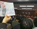 聯合學區會議上，擠滿了前來抗議的家長和學生。（馬有志／大紀元）