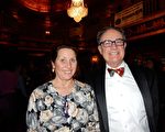 2月7日（星期六）晚，Kinson Perry先生與太太Deborah Perry女士來到康州沃特伯裡市的宮殿劇院，欣賞了神韻巡迴藝術團帶來的演出。（衛泳/大紀元）