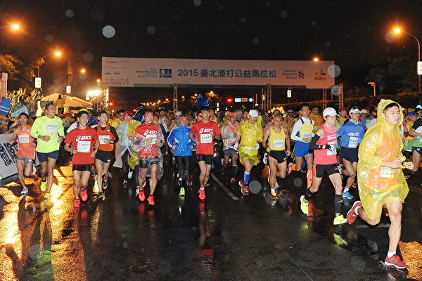2015渣打馬拉松三萬七千人2月8日共同為公益而跑。(渣打銀行提供) 2015渣打馬拉松三萬七千人2月8日共同為公益而跑。(渣打銀行提供)