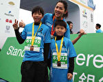 钱韦杉与2个宝贝儿子邱靖、邱鼎2月8日完跑3K，力挺台北渣打马拉松。（渣打银行提供）