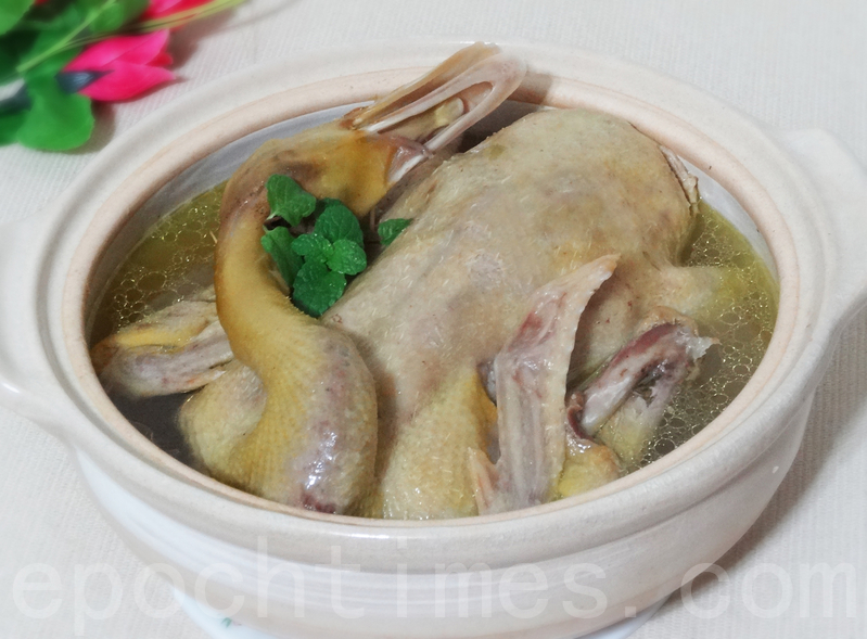 孔府宴的生蒸全鸭，汤鲜味美，趁热吃暖和舒畅！(摄影：彩霞/大纪元)