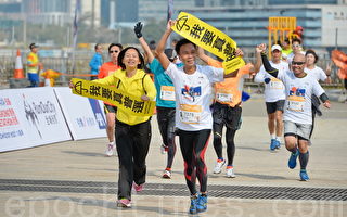 图片新闻：八千健儿香港跑“街马”