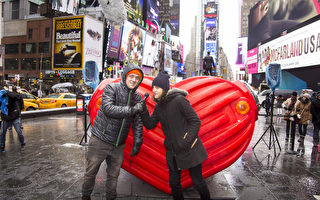 組圖：迎情人節 紐約時代廣場展示情人鼓