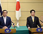 泰国总理帕拉育(左)9日与日本首相安倍晋三见面并举行记者会。(AFP)