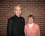 放射科专家、密歇根州立大学副教授Jerry Aben先生和太太Jean Aben赞叹神韵演出古典，基于传统文化和价值观，是既典雅又平和的制作。（陆查理/大纪元）