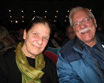 2015年2月11日，John Bradberg Lynn先生与妻子Lorry Lynn女士观看了神韵国际艺术团在美国密歇根州蓝星城的首场演出。（林朴/大纪元）