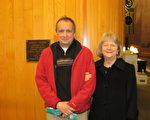 Bill Chenoweth先生和Linda Olivieri夫婦，退休前都是密西根州政府的副總檢察長，看完2月11日的演出後，對神韻的藝術家們讚不絕口。（陸查理/大紀元）